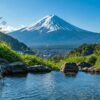 富士山と清らかな湧き水、緑に囲まれた神聖な景観。